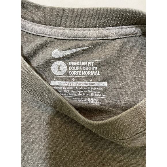 Men's NIKE Swoosh T-Shirt Grey With Red Logo Regular Fit SIZE L - Picture 3 of 3